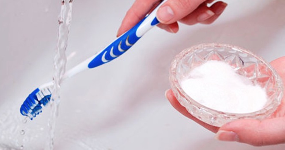 Conheça dica para branquear os dentes naturalmente 