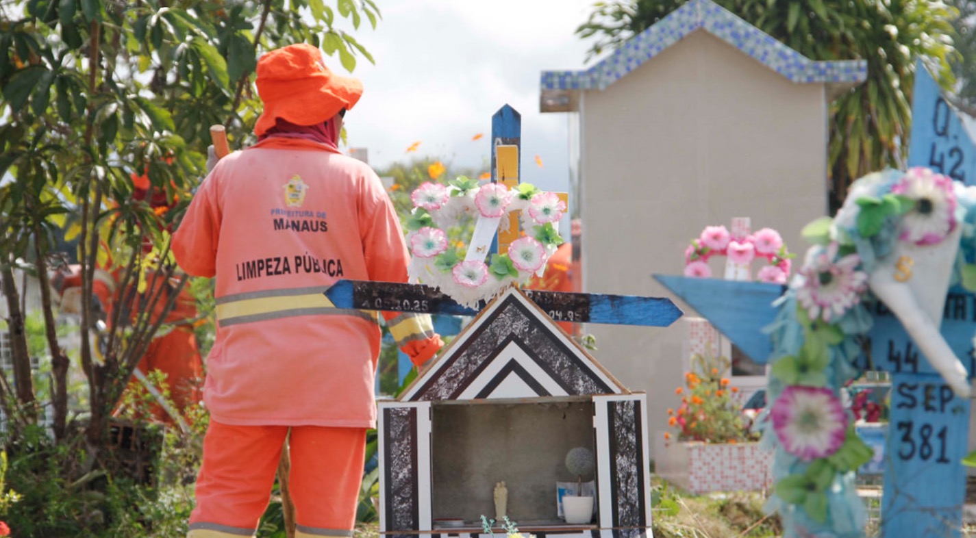 Cemitérios de Manaus passam por limpeza para o Dia de Finados 