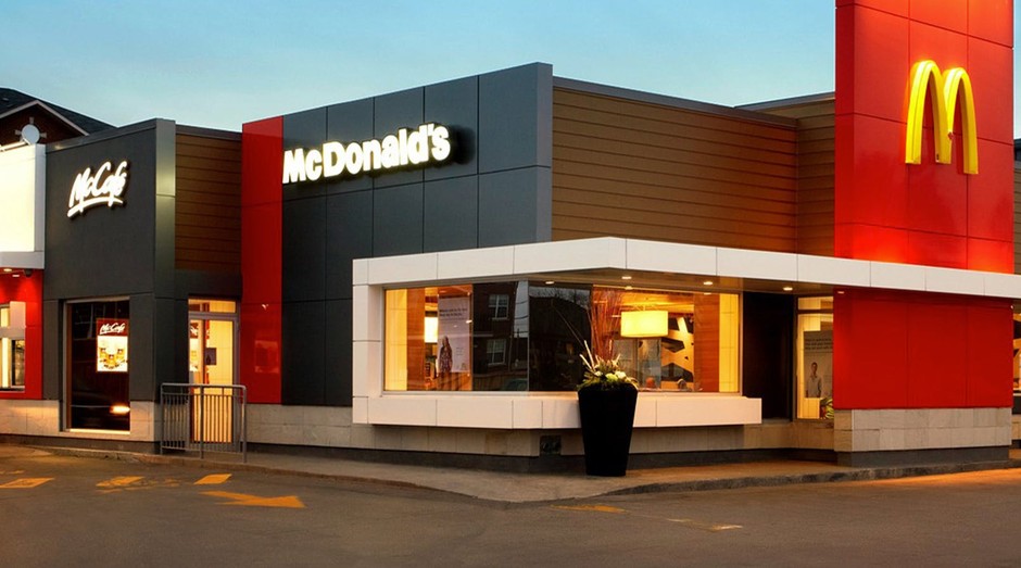 Ex-funcionária da McDonald's será indenizada por ter sido obrigada a ficar nua  em loja