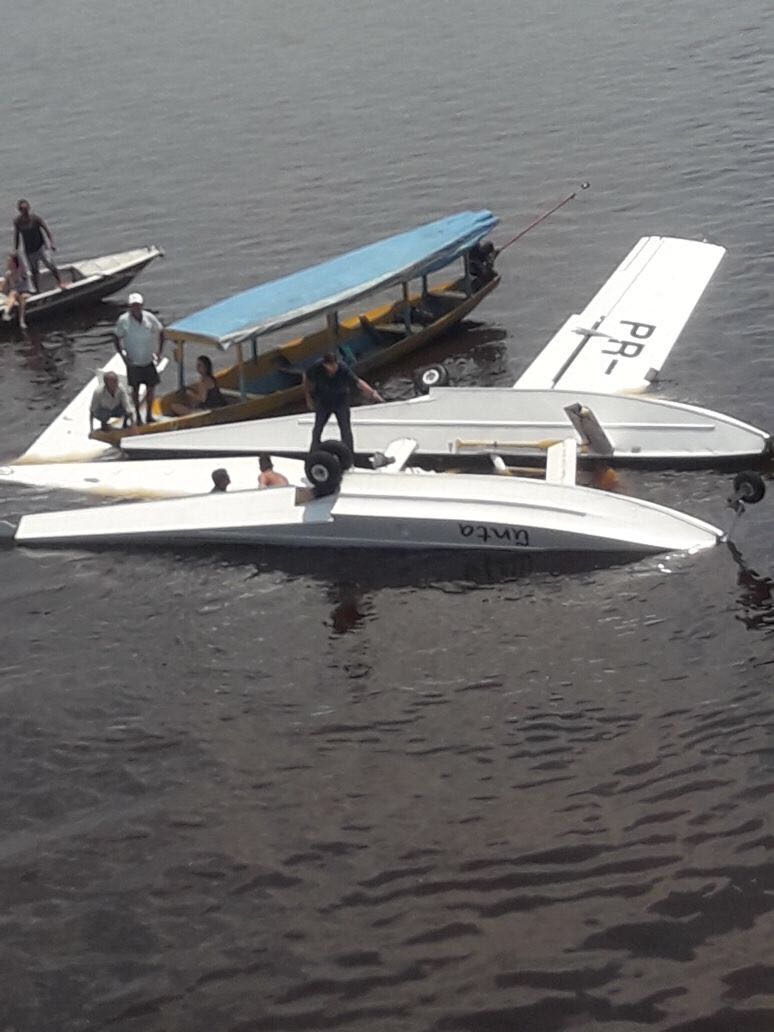 Hidroavião cai no rio Negro com cinco pessoas