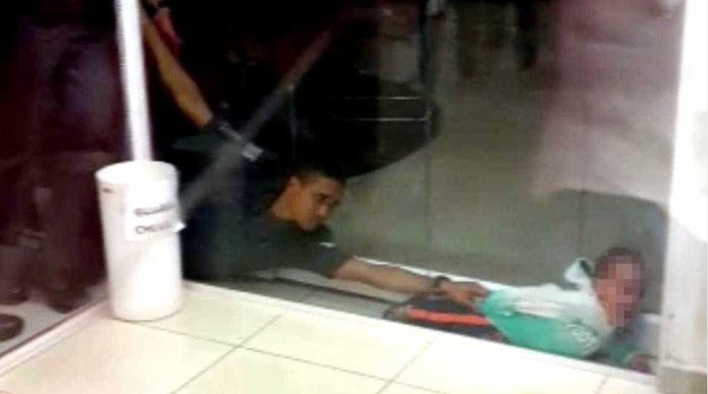 Menino é resgatado após ficar entalado em paredes de agência bancária