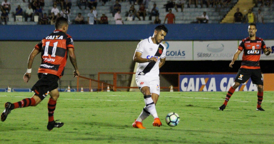 Vasco bate o lanterna Atlético-GO e chega a cinco jogos invicto na Série A 