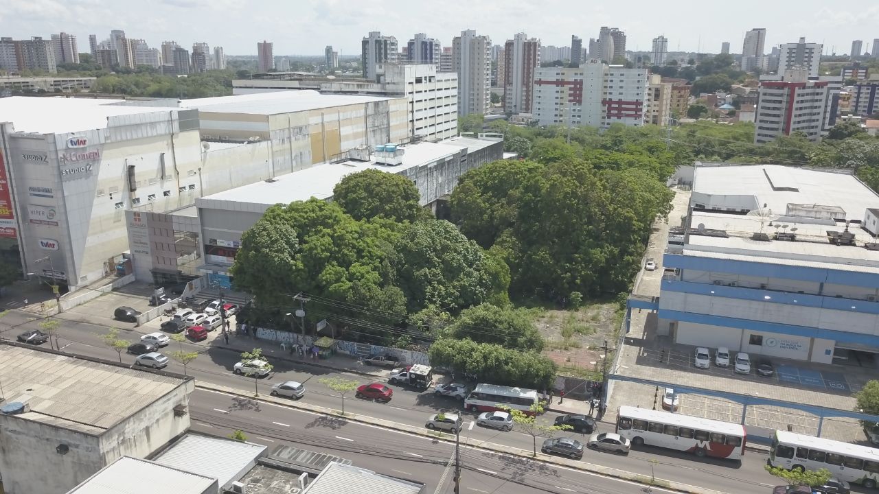 Corpo carbonizado é encontrado em terreno baldio ao lado de shopping em Manaus