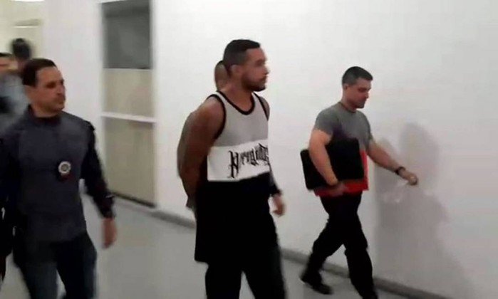 Funkeiro MC Tikão é preso suspeito de tirar Rogério 157 da Rocinha e de negociar troca de facção 