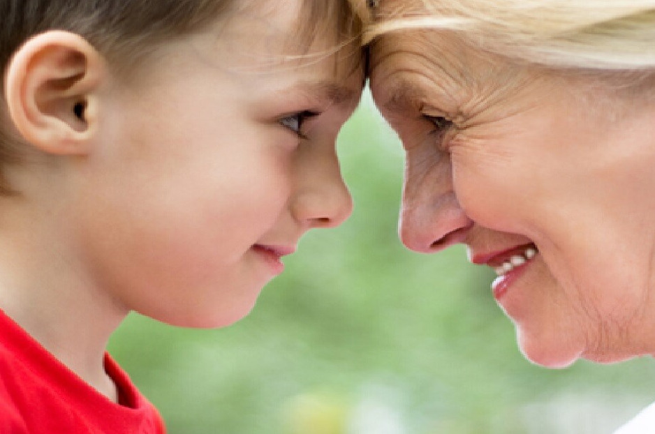 Vovó que cuida dos netos e convive com a família vive muito mais tempo, diz ciência