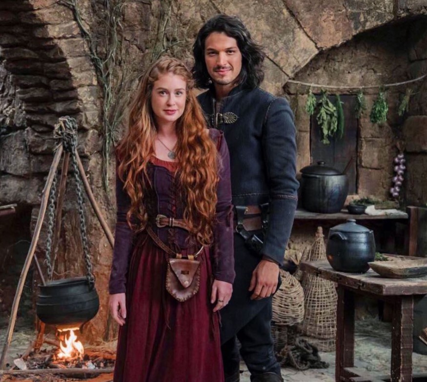 De mãos dadas com ator, Marina Ruy Barbosa manda recado em vídeo