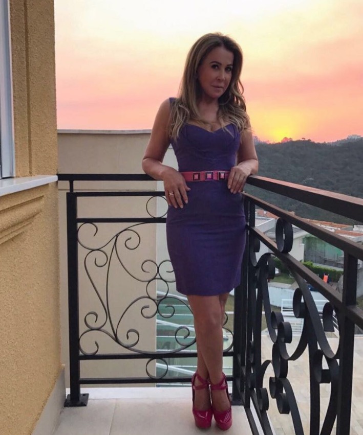 Apaixonado, noivo se declara para Zilu com foto aos beijos