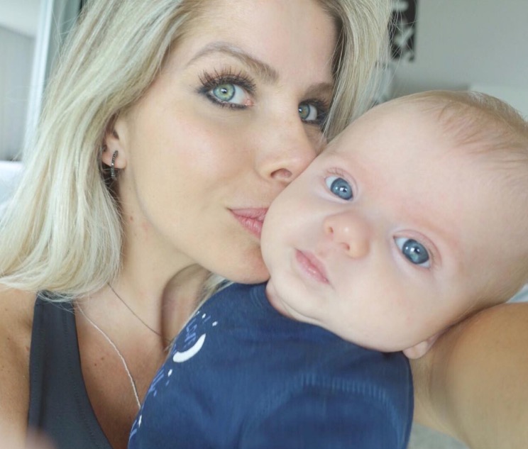 Karina Bacchi encanta seguidores com selfie ao lado do filho 