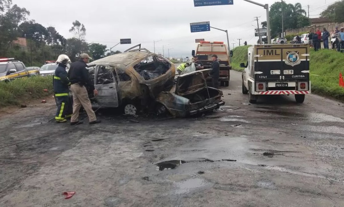 Carros se chocam e cinco pessoas morrem carbonizadas em estrada