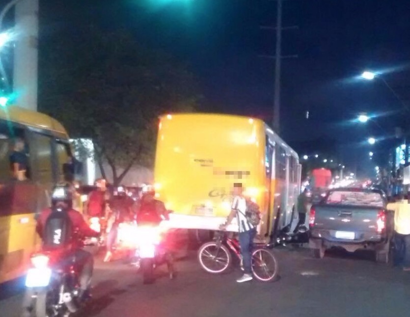 Em Manaus, motociclista fica gravemente ferido após colidir com ônibus em avenida
