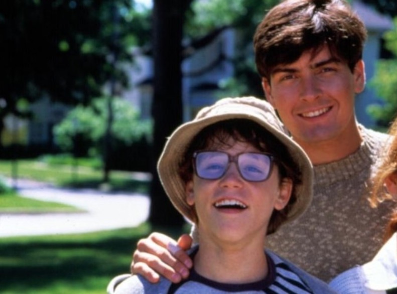 Charlie Sheen é acusado de estuprar ator de 13 anos em set de filme