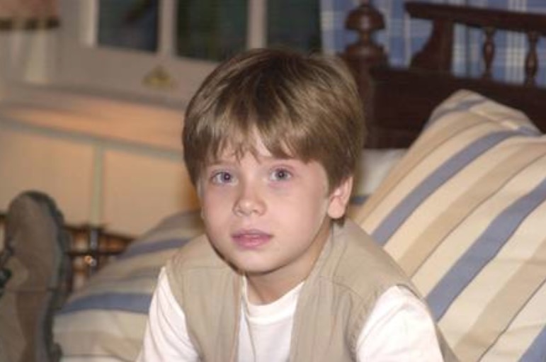 Ex-ator mirim, Pedro Malta ressurge barbudo nas redes sociais