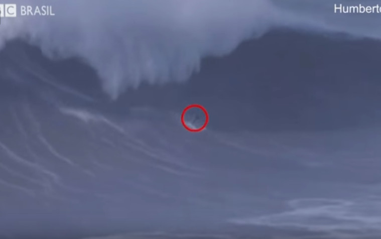 Onda monstruosa quebra as costas de surfista após fazer manobra