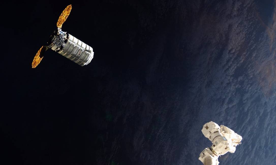 Astronautas recebem pizza e sorvete em Estação Espacial