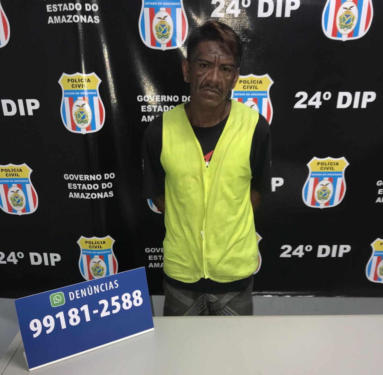 Guardador de carros é preso enquanto vendia drogas na Feira da Banana 