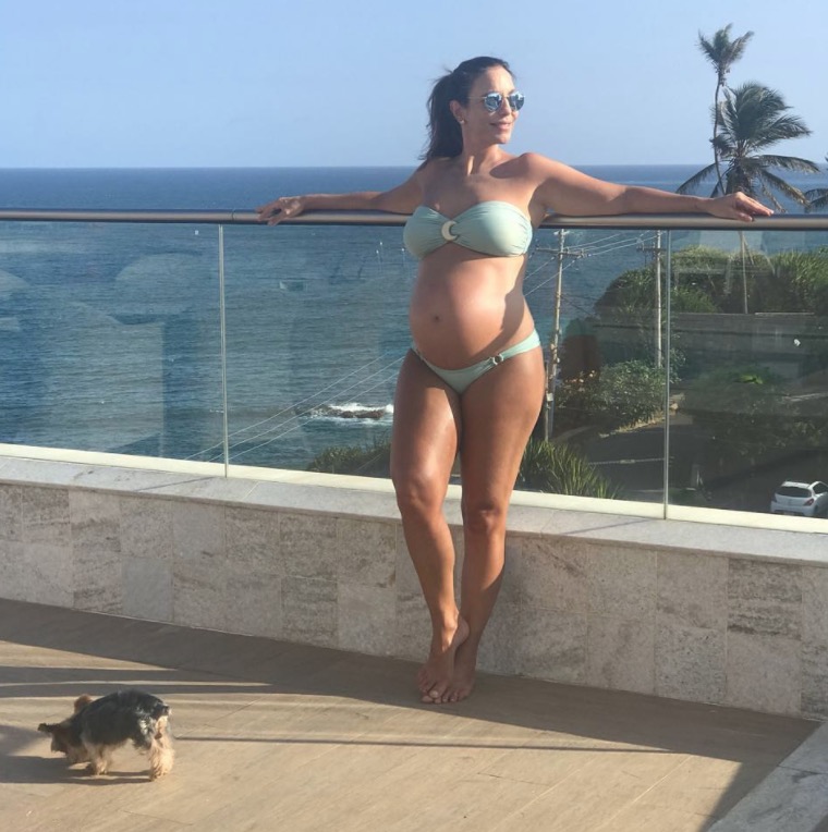  De biquíni, Ivete Sangalo mostra barrigão: 'pense numa mulher que tá se sentindo!'