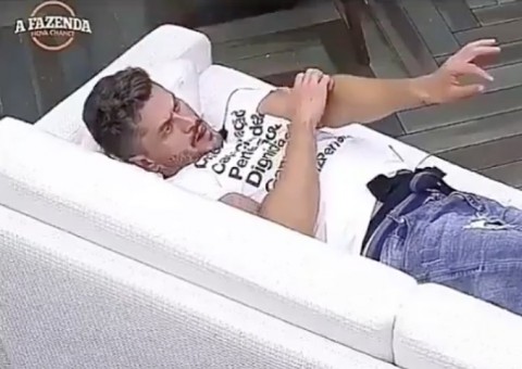 Marcos Harter sugere que Monique Amim seja garota de programa 