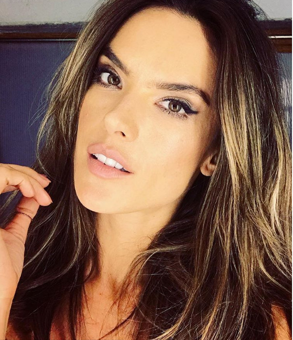 Alessandra Ambrósio se despede da Victoria's Secret e faz último desfile