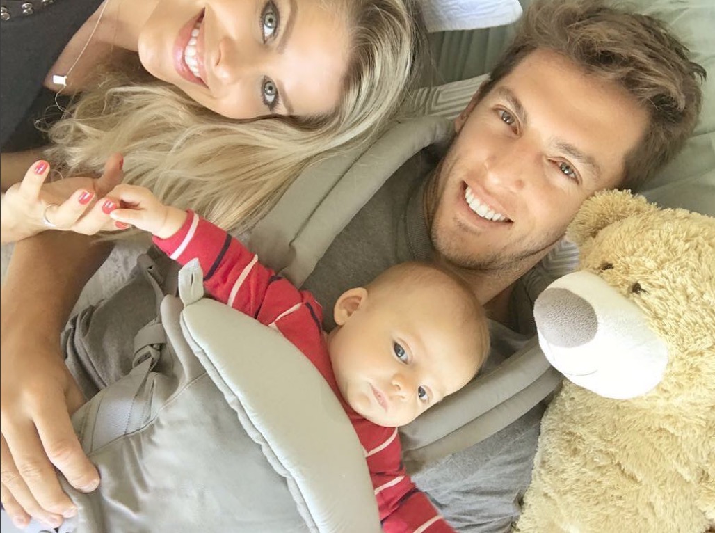 Nova família? Karina Bacchi posa com Amaury Nunes e filho 
