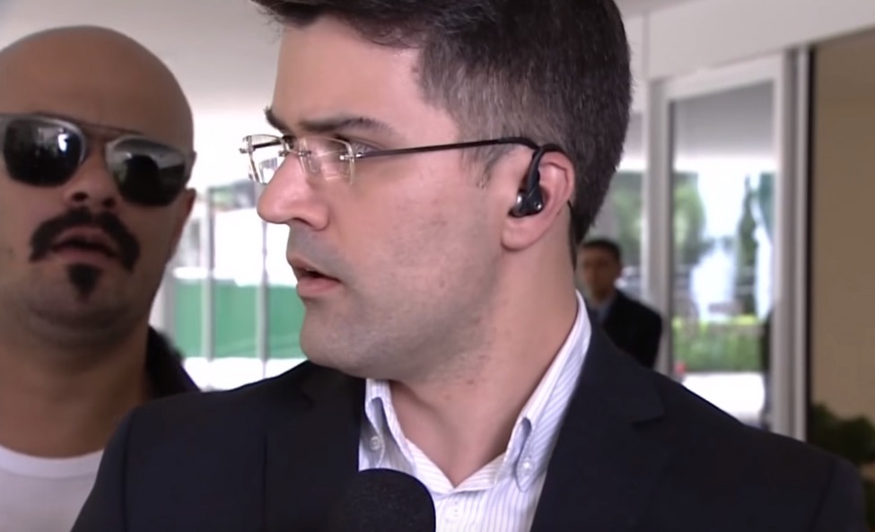 Homem grita 'Globo Lixo' durante reportagem ao vivo do Jornal Hoje