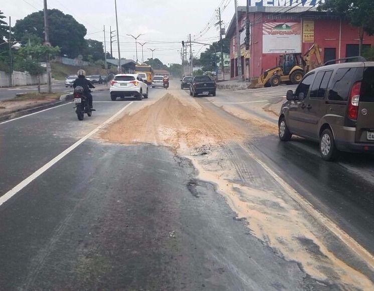 Rompimento de adutora deixa avenida interditada em Manaus