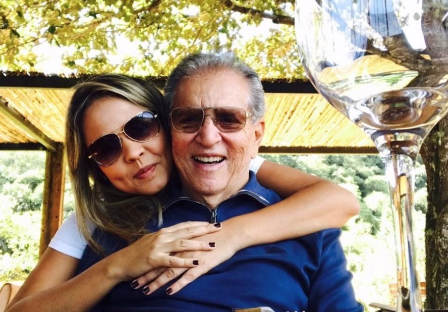 Aos 81, Carlos Alberto de Nóbrega pede namorada 43 anos mais jovem em casamento