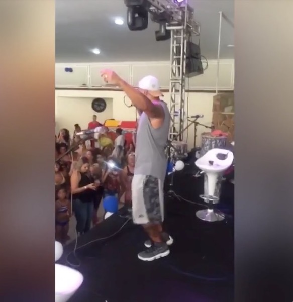 Após ser solto, Naldo faz show em batalhão da polícia