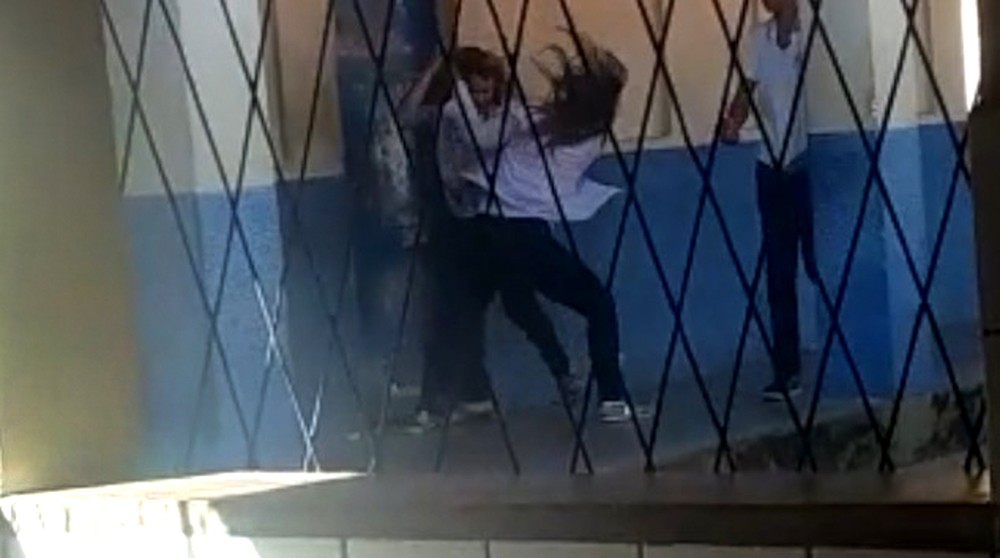 Professora é agredida por aluna após reclamar de uniforme
