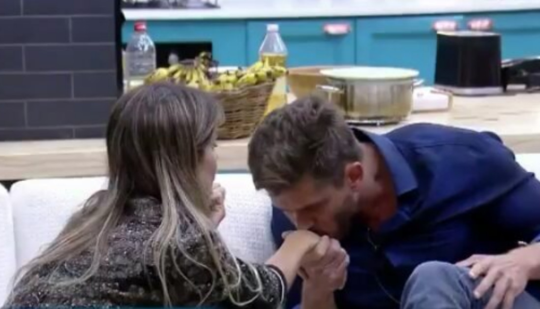 A Fazenda: Marcos Harter beija mão de Flávia Viana e desabafa; Vídeo