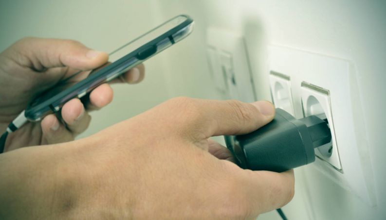 Carregar menos de 100% toda hora estraga o celular? Saiba fazer sua bateria durar mais