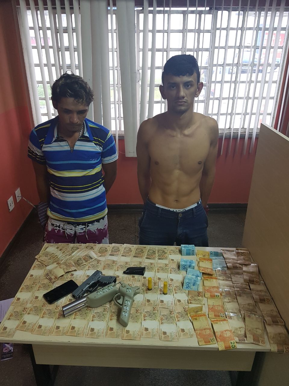 Em Manaus, dupla assalta posto de combustível com arma de Pablo Escobar