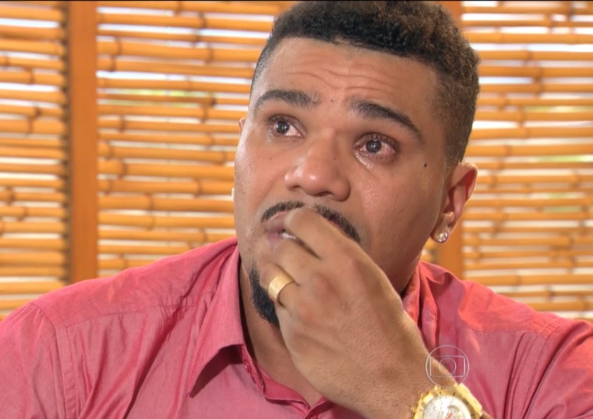 Justiça determina que Naldo saia de casa