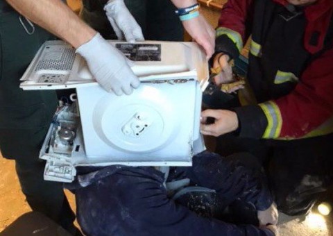  Youtuber 'cimenta' cabeça em micro-ondas e é salvo por bombeiros