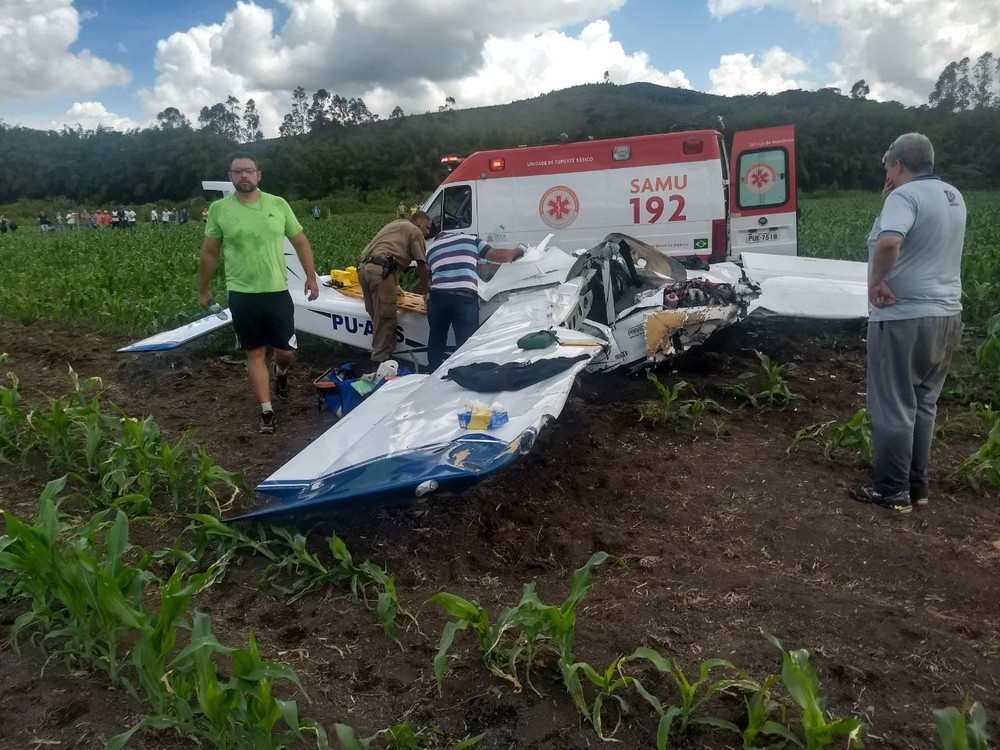 Queda de avião mata mulher e deixa piloto preso nas ferragens