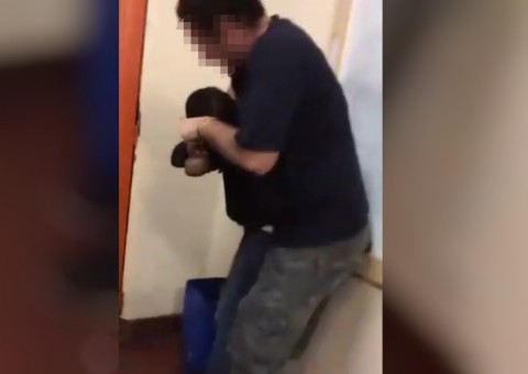 Professor agride e obriga aluno a comer bolinha de papel em escola; Veja o vídeo