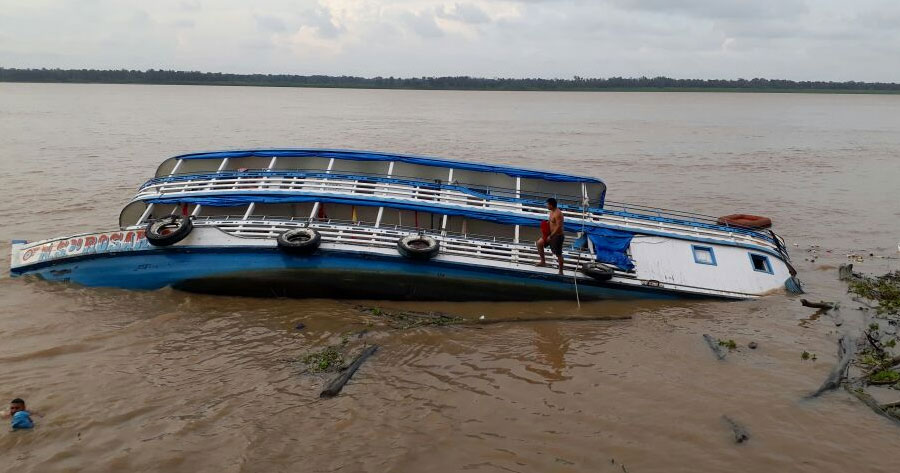 Barco naufraga com 38 pessoas a bordo em ilha no Amazonas