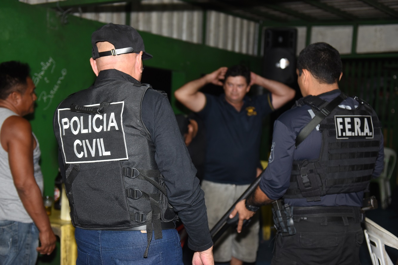 Três pessoas são detidas durante operação policial em bares de Manaus