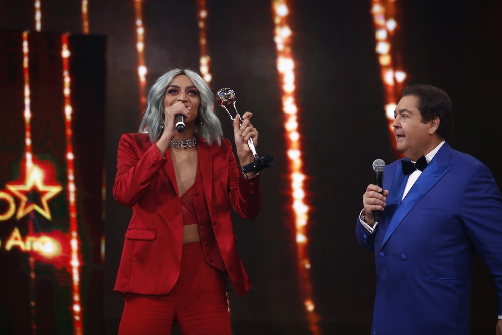 Faustão e Pabllo Vittar comentem 'gafes' durante premiação e internet vai à loucura