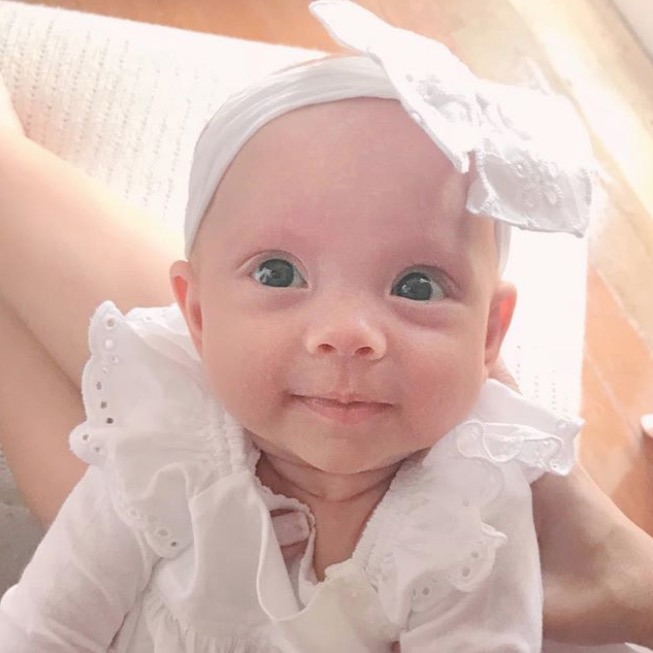 Eliana encanta seguidores com foto da filha sorrindo 