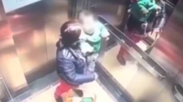 Babá é presa após ser flagrada agredindo bebê dentro de elevador