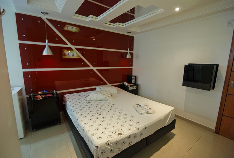 Homem é encontrado em estado de choque em quarto de motel em Manaus