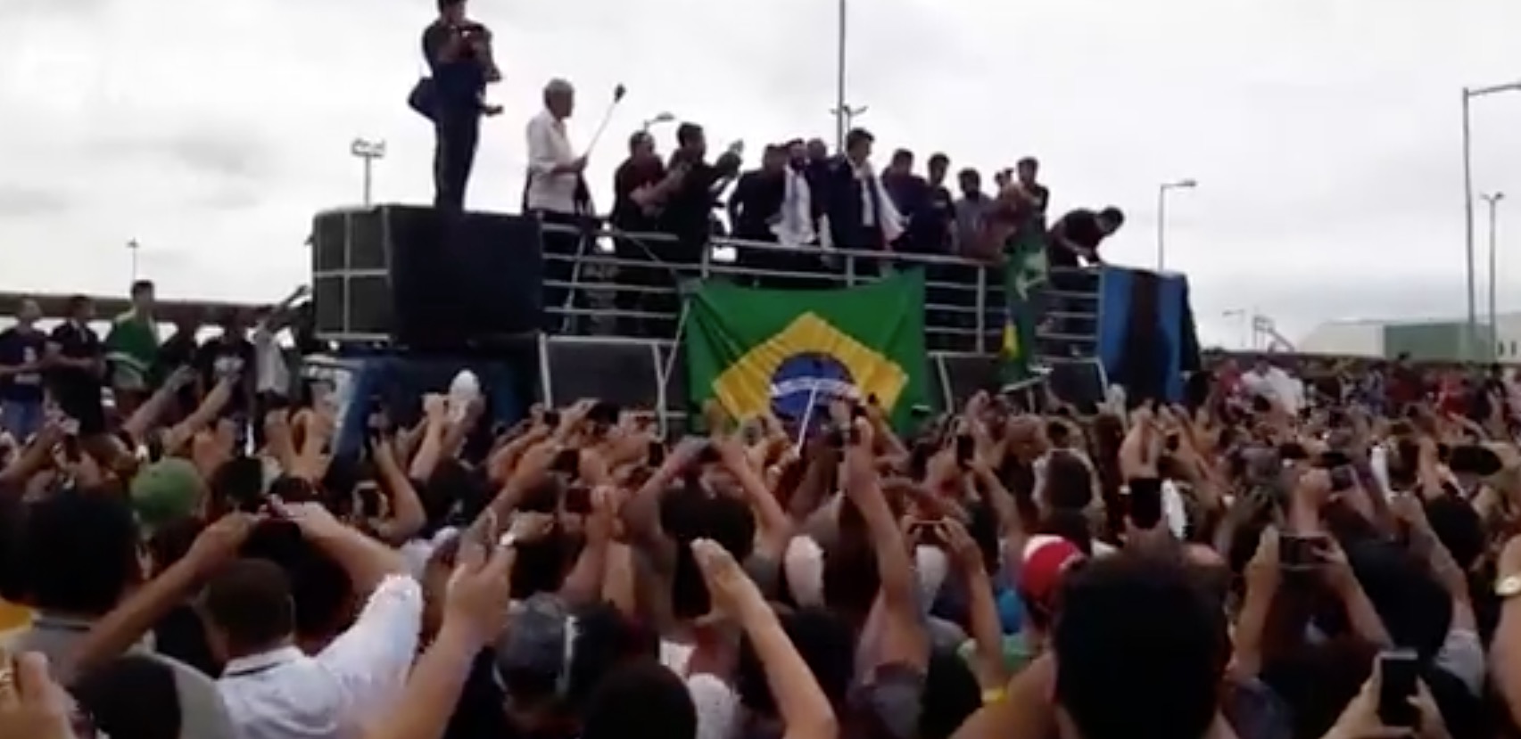Ao som do Hino Nacional, Bolsonaro faz primeiro discurso no aeroporto de Manaus