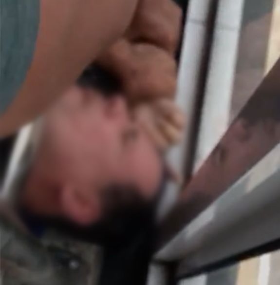 Homem é detido por populares suspeito de filmar partes íntimas de criança em Manaus