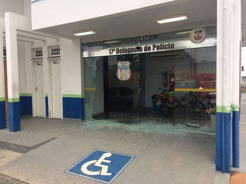 Homem é preso após destruir vidraça de delegacia com machado em Manaus