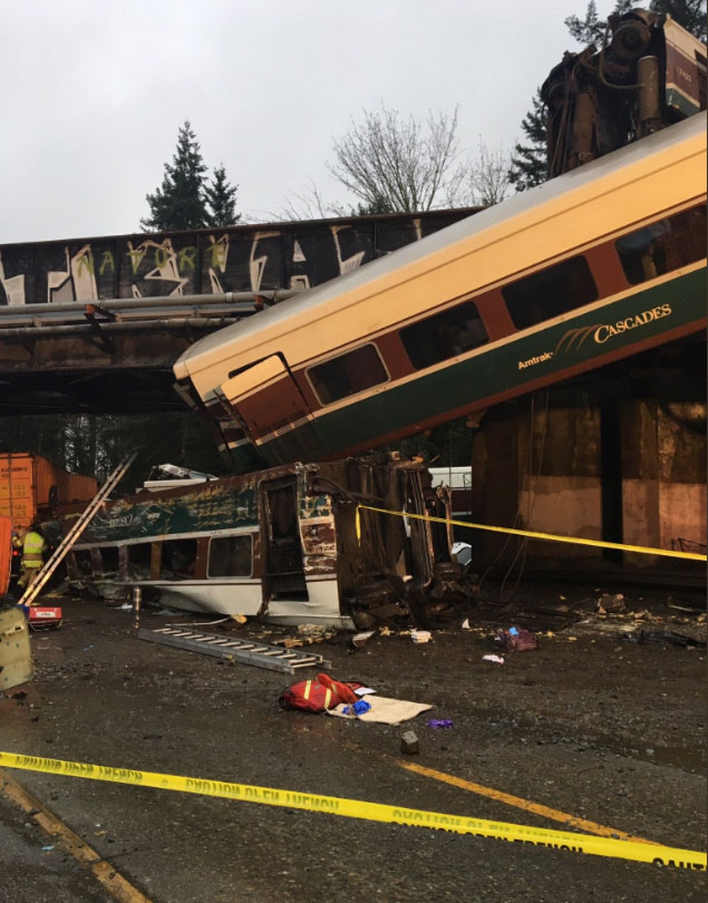 Trem cai de viaduto e deixa mortos em Washington