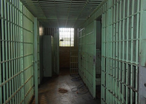 Presos cavam túnel através de vaso sanitário e fogem de delegacia