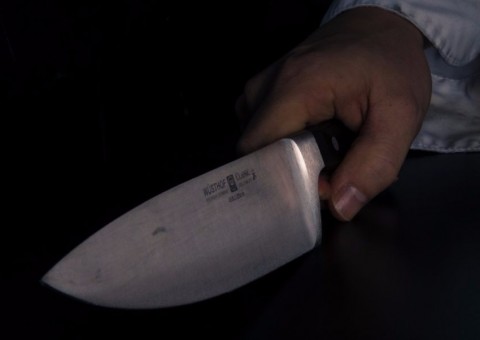 Homem é preso após matar esposa a facadas e conviver com cadáver por dias