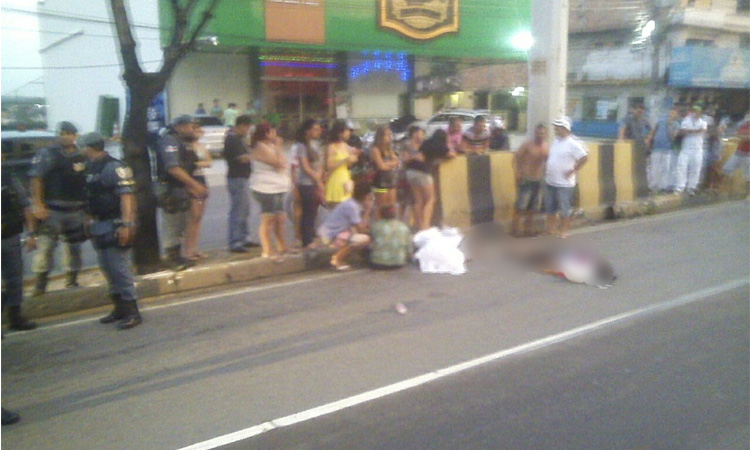 Uma pessoa morre e outra fica gravemente ferida em acidente na Ponta Negra