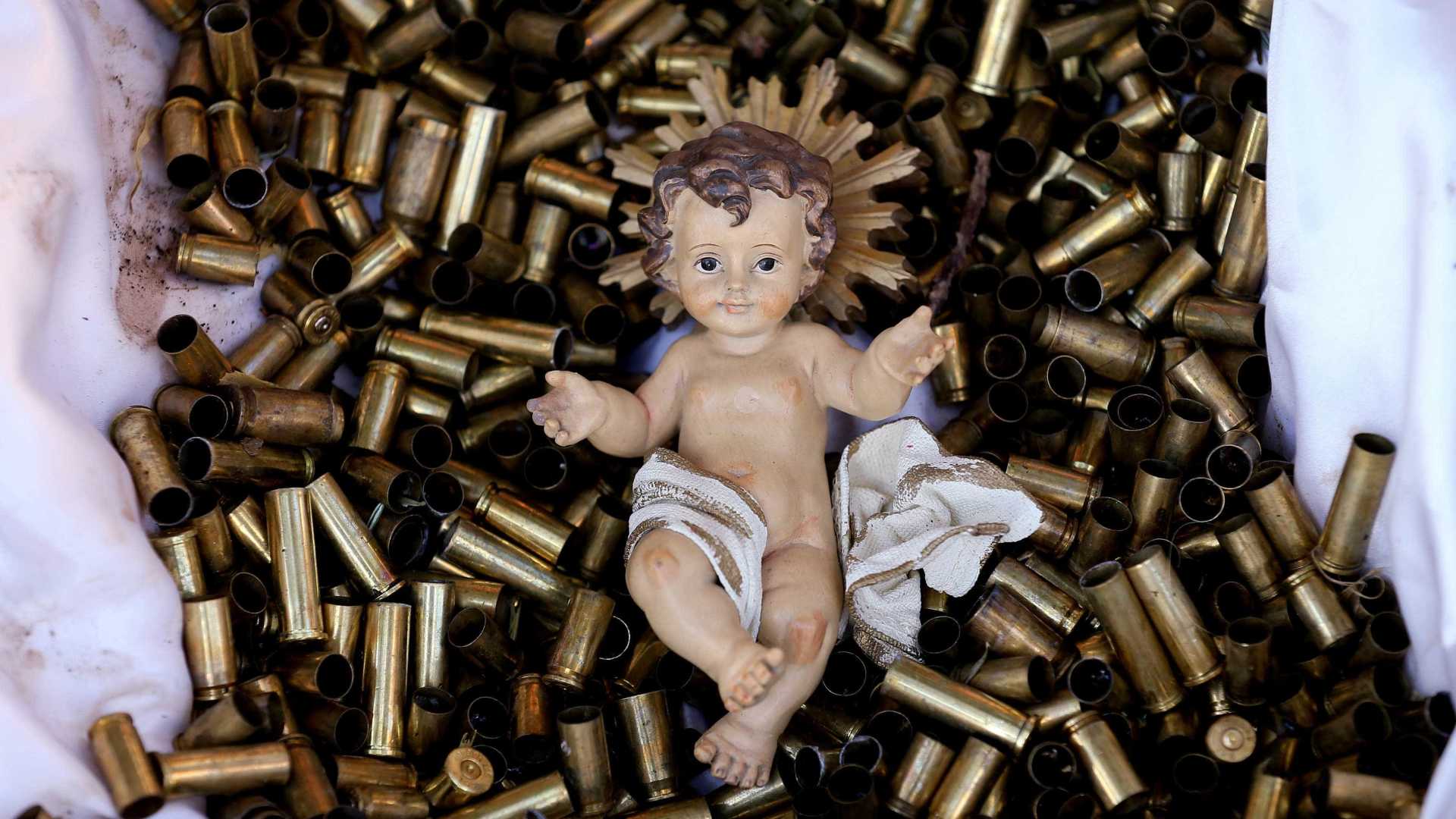 Às vésperas do Natal, imagem de Jesus em manjedoura com projéteis choca fiéis