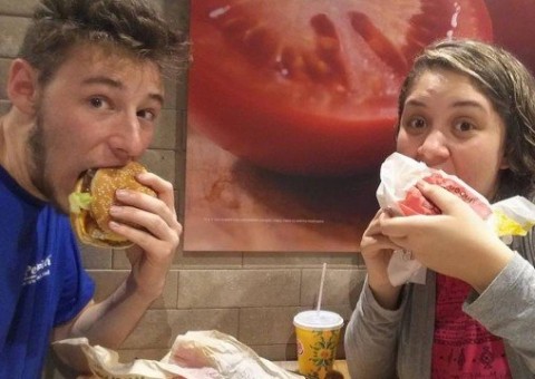 Casal celebra fim de namoro em lanchonete e post viraliza na internet